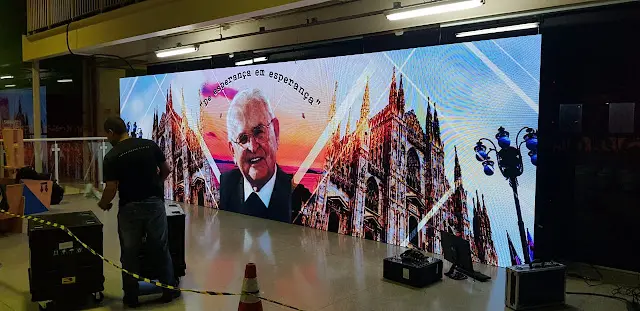 Painel de LED em montagem cenográfica