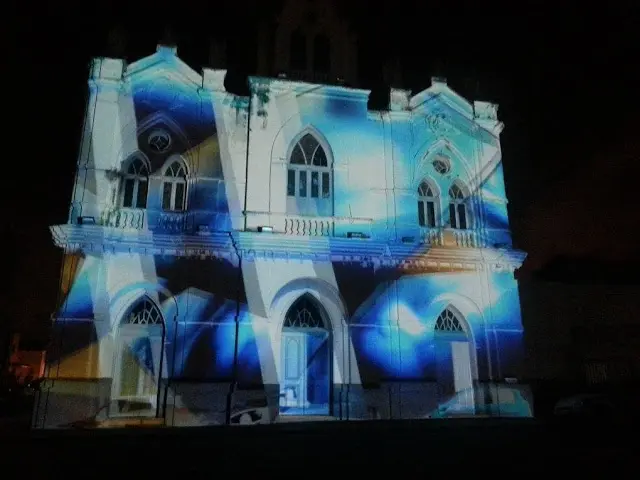 Video mapping em fachada de igreja