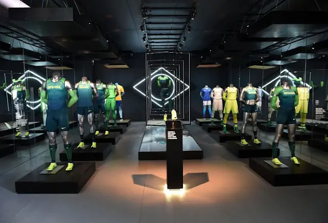 Sala interativa da Nike com uniformes olímpicos iluminados